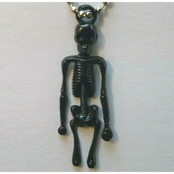Vintage Halloween Plastic Skeleton Keychain Gothic Cool Dead Spooky Gift Black - Picture 1 of 5